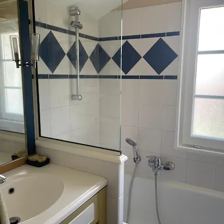 La Petite Maison Bleu