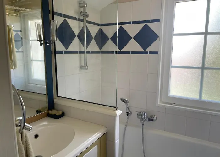 La Petite Maison Bleu