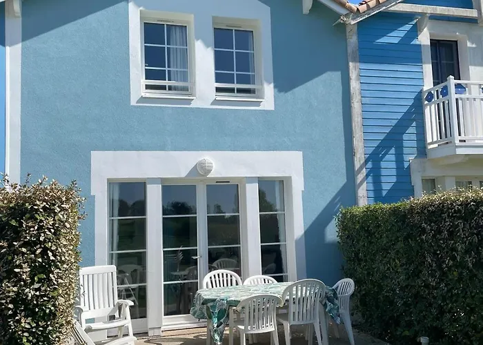 La Petite Maison Bleu *